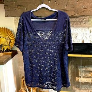 Navy blue like new lace tshirt. 😍